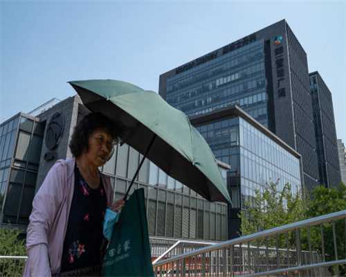 毛主席逗王鹤滨儿子吃辣椒，遇两次阻拦，毛主席批评：让他上上当